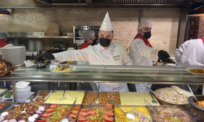 Yeni normalleşme kararıyla birlikte restoranlar hizmete açıldı