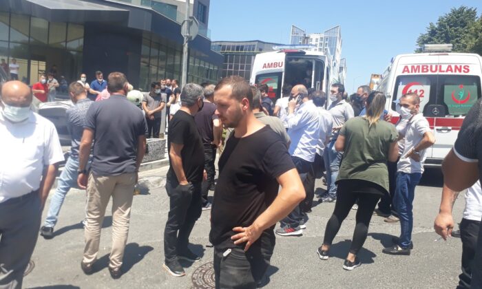 Yenibosna’da kaza yapan otomobilde sıkışan sürücü itfaiye ekipleri tarafından kurtarıldı