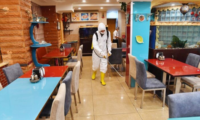 Yeniden başlayan normalleşmeyle esnafa hijyen desteği