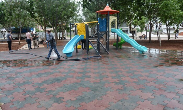 Yeşil alan içerisindeki çocuk oyun parkı tahrip edildi