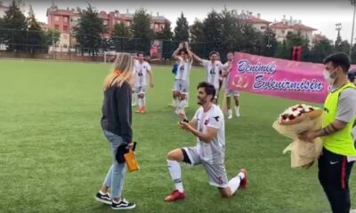 Yeşil sahada evlilik teklifi