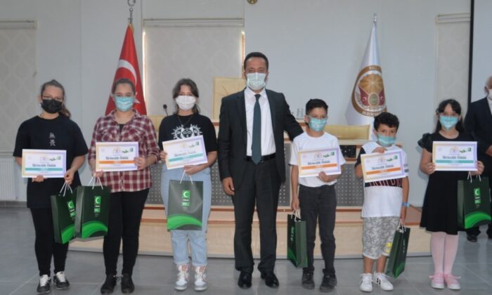 Yeşilay yetenek yarışmasında dereceye giren öğrencilere başarı belgeleri verildi