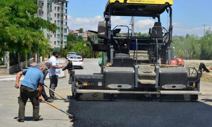 Yeşilyurt’un yolları sıcak asfalt ile güzelleşiyor