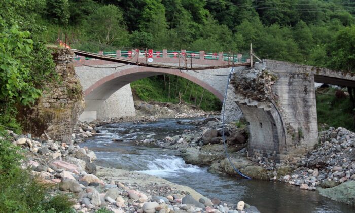 Yıkılan tarihi kemer köprünün yerine yeni kemer köprü yapıldı