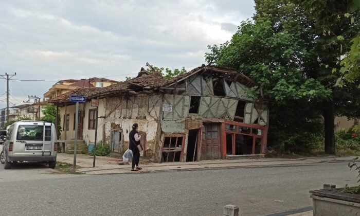 Yıkılma tehlike olan bine yıkıldı