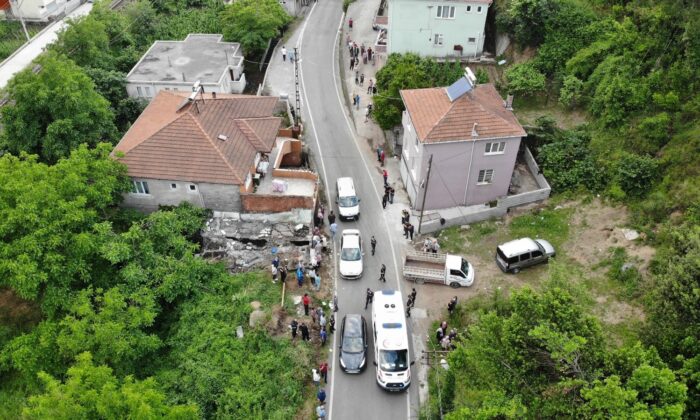 Yıkım yaparken duvarın altında kalan adam hastanede öldü