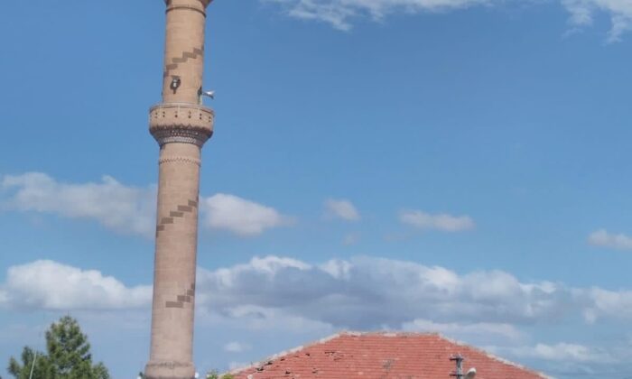 Yıldırım düşen caminin minaresi yıkıldı