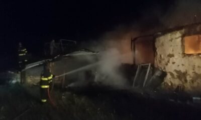 Yıldırım düşen metruk evde yangın çıktı