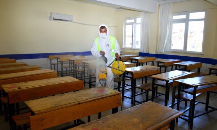 YKS öncesi okullar dezenfekte edidi