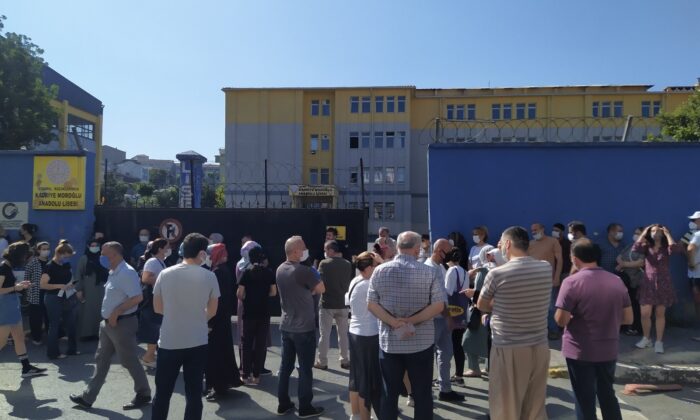 YKS’nin ikinci oturumu için öğrenciler okula alınmaya başlandı