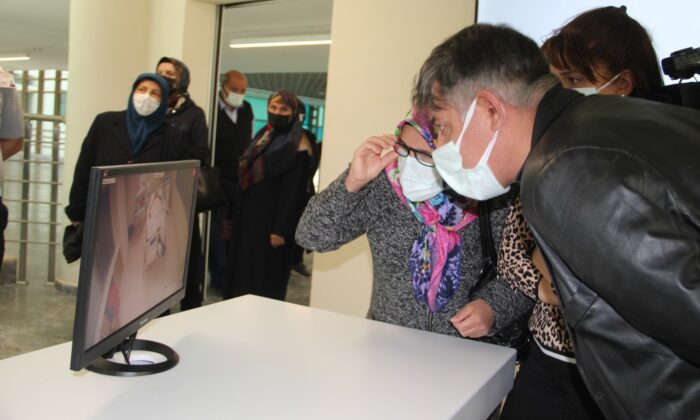 Yoğun bakım servisine yerleştirilen kameralar hastaları yakınları ile buluşturuyor