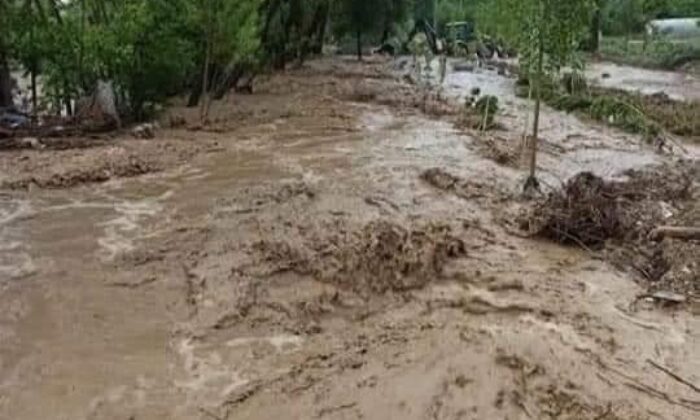 Yoğun yağış sonrası dereler taştı yollar kapandı