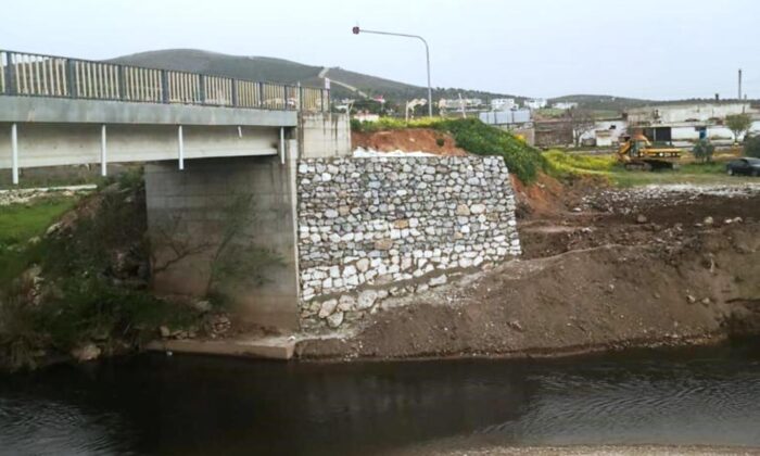 Yoğun yağışların aşındırdığı köprü onarıldı