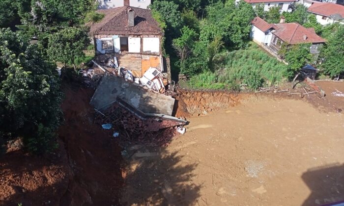 Yoğun yağışta toprak kayınca ev çöktü