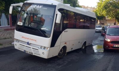 Yol çöktü işçi servisi mahsur kaldı