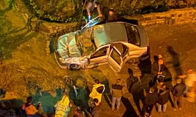 Yol çökünce beton mikseri otomobilin üzerine devrildi