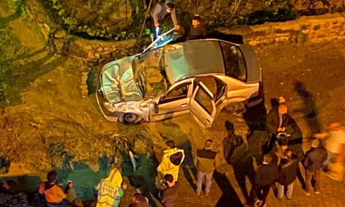 Yol çökünce beton mikseri otomobilin üzerine devrildi