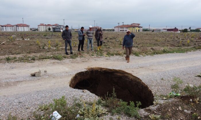Yol ortasında oluşan 2,5 metre yarı çapındaki göçük korkuttu