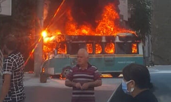 Yolcu dolu minibüsler çarpıştıktan sonra alev aldı: 6 yaralı