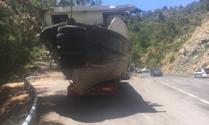 Yolda kalan tekne yüklü çekiciye polisler yardım etti