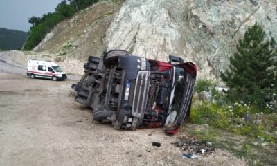 Yolda kayan tır uçuruma yuvarlanmaktan son anda kurtuldu