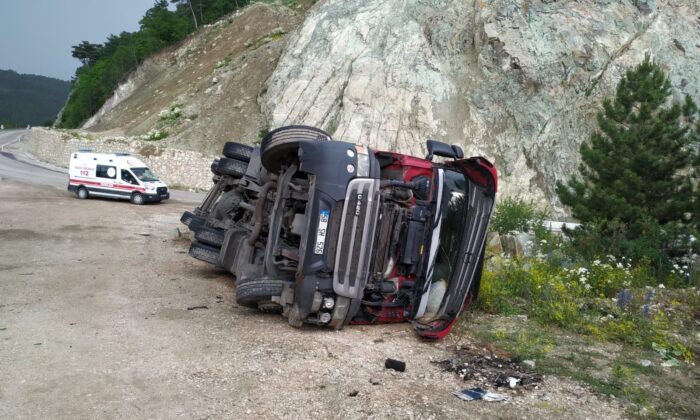 Yolda kayan tır uçuruma yuvarlanmaktan son anda kurtuldu