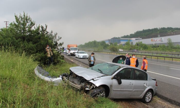 Yoldan çıkan otomobil ağaçları devirdi: 1 yaralı
