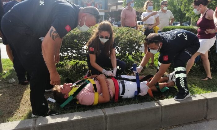 Yolun karşısına geçmeye çalışan yayaya motosiklet çarptı