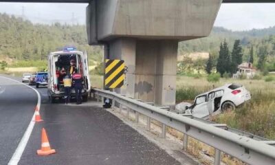 Yüksek Hızlı Tren viyadüğü kolonuna çarpan otomobildeki 2 kişi yaralandı