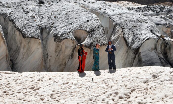 Yüksekova Cilo Dağlarındaki 20 bin yıllık buzullar görenleri büyülüyor
