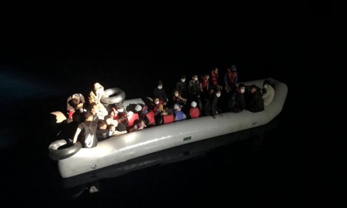 Yunan unsurları tarafından geri itilen 31 göçmen kurtarıldı