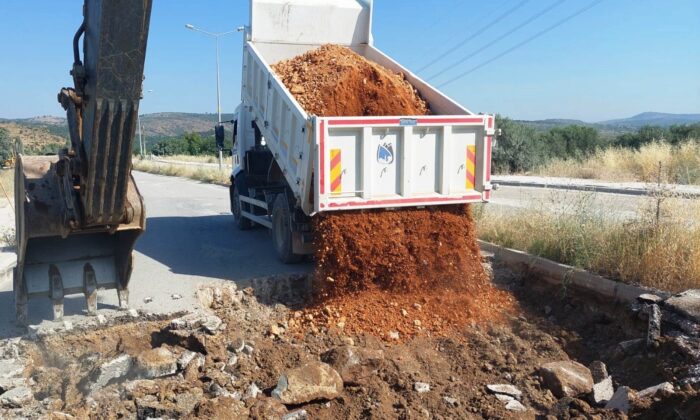 Yunusemre Belediyesi Akgedik yolunda asfalt onarım çalışması yapıyor