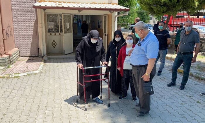 Yürüteç ile gelip oy kullandı