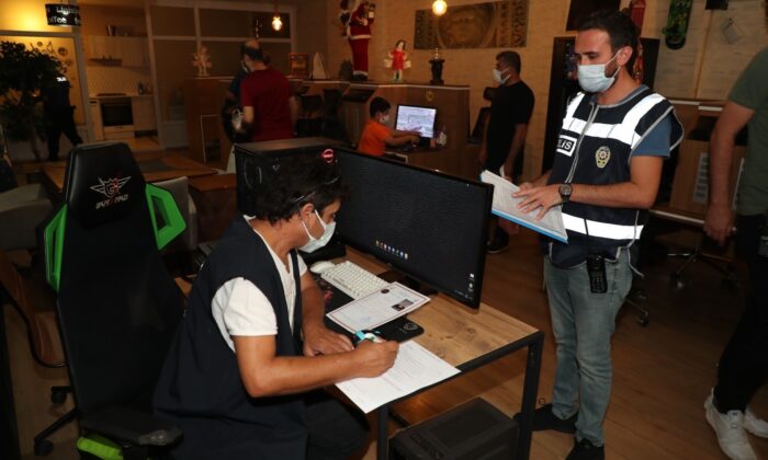 Yüz yüze eğitimin başlaması ile birlikte, okul çevrelerinde denetimler sıklaştı