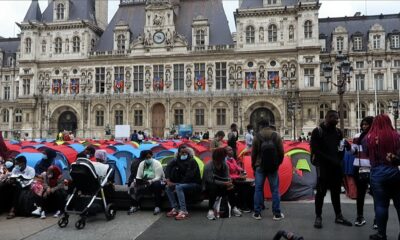 Yüzlerce düzensiz göçmen, Paris’in ortasına çadır kurdu