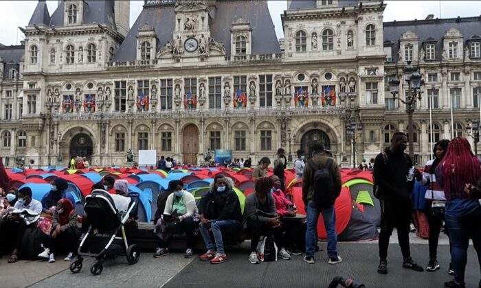 Yüzlerce düzensiz göçmen, Paris’in ortasına çadır kurdu