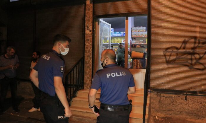 Yüzü maskeli şüpheli tarafından bakkalda silahlı saldırıya uğradı