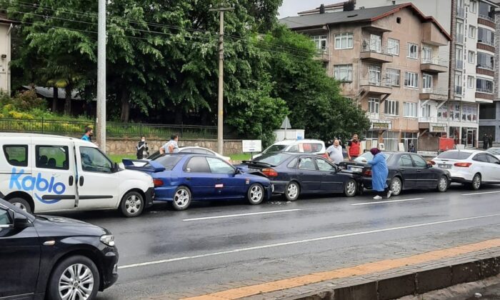 Zincirleme kazada 5 araç birbirine girdi