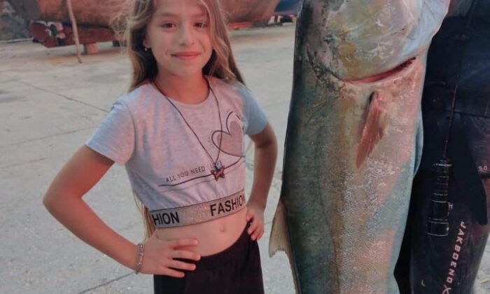 Zıpkınla 37 kiloluk akya balığı yakaladı