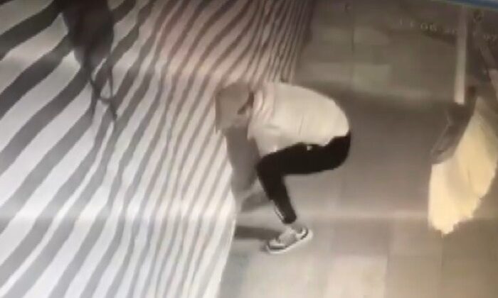 Züccaciye dükkanından 2 bin liralık güneş gözlüğü ve terlik çalan hırsızlar kamerada