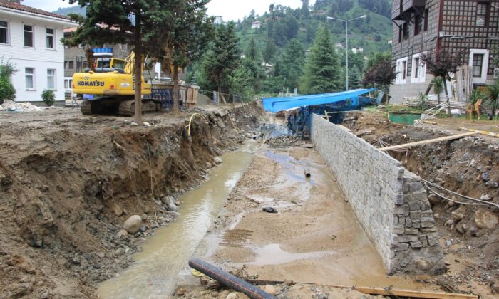 17 aracı sular altında bırakan derenin üzeri açıldı