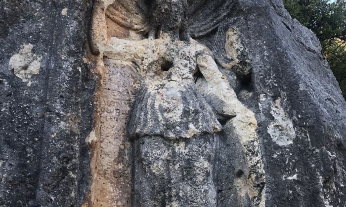 2 bin yıllık kültür mirası defineciler tarafından tahrip ediliyor