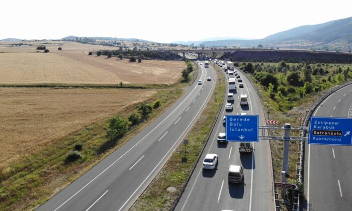 21 ilin kesiştiği Kemikli Rampaları’nda kilometrelerce dönüş kuyruğu devam ediyor