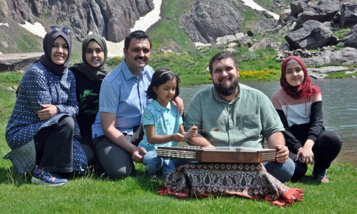 3 bin 400 rakımlı Sat Buzul Göllerinde santur ve erbane ziyafeti