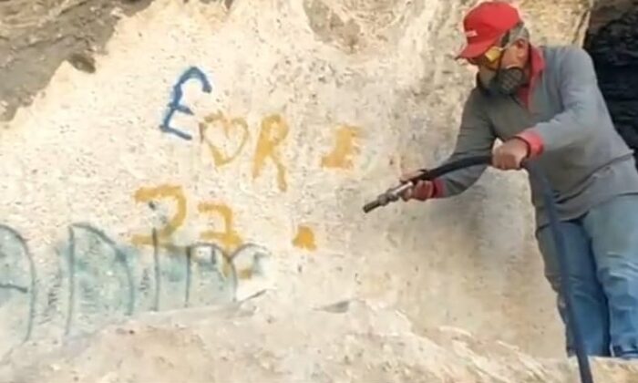 3 bin yıllık vadide sprey boya temizliği