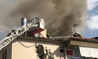 3 katlı apartmanın çatısında çıkan yangın 1 saatlik çalışma ile söndürüldü