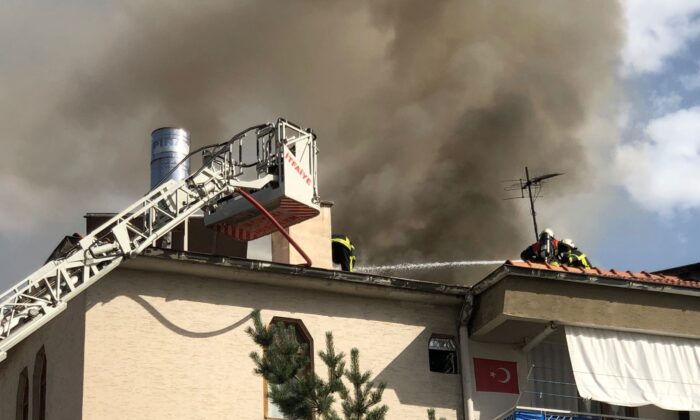 3 katlı apartmanın çatısında çıkan yangın 1 saatlik çalışma ile söndürüldü