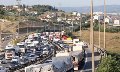 3 tırın karıştığı maddi hasarlı kaza TEM Otoyolu’nu kilitledi