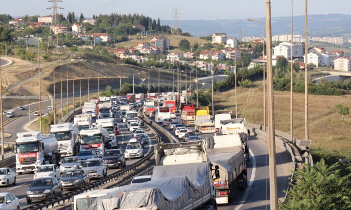 3 tırın karıştığı maddi hasarlı kaza TEM Otoyolu’nu kilitledi