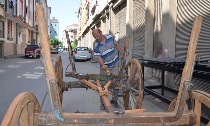 48 yıldır at arabası tamirciliği yapıyor